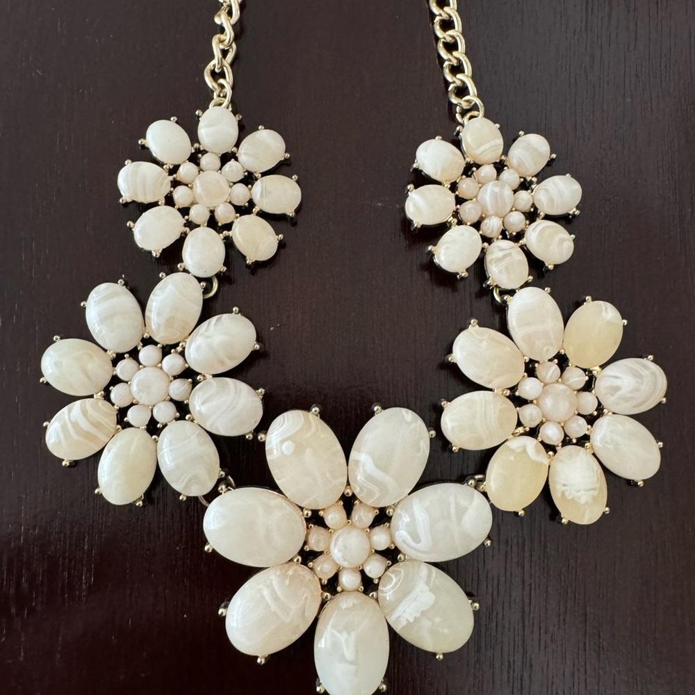 Elegant Floral Necklace in Gold and Cream - Picture 2 of 3